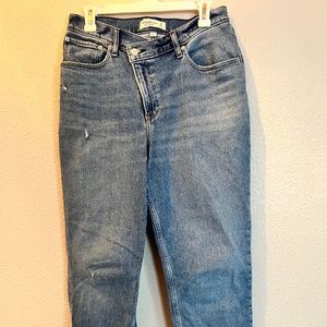 A&F Curve Love Ultra High Rise 90s Straight Jean - Medium Wash